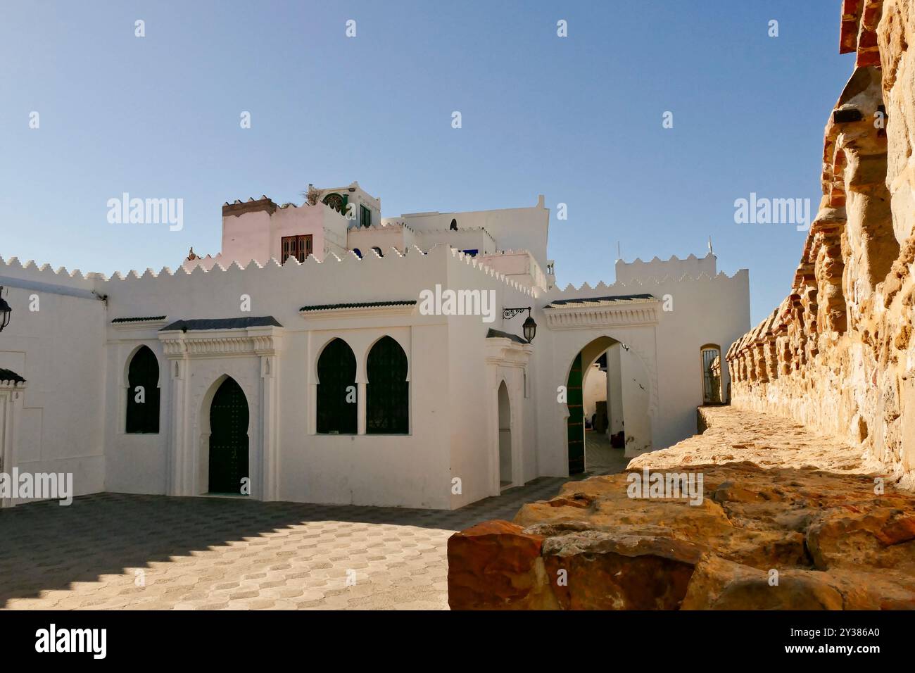 Die befestigte Stadt Asilah an der nordwestlichen Spitze Marokkos, 42 Kilometer südlich von Tanger, war die Heimat mehrerer Eroberer und Piraten. Sehen Sie Stockfoto