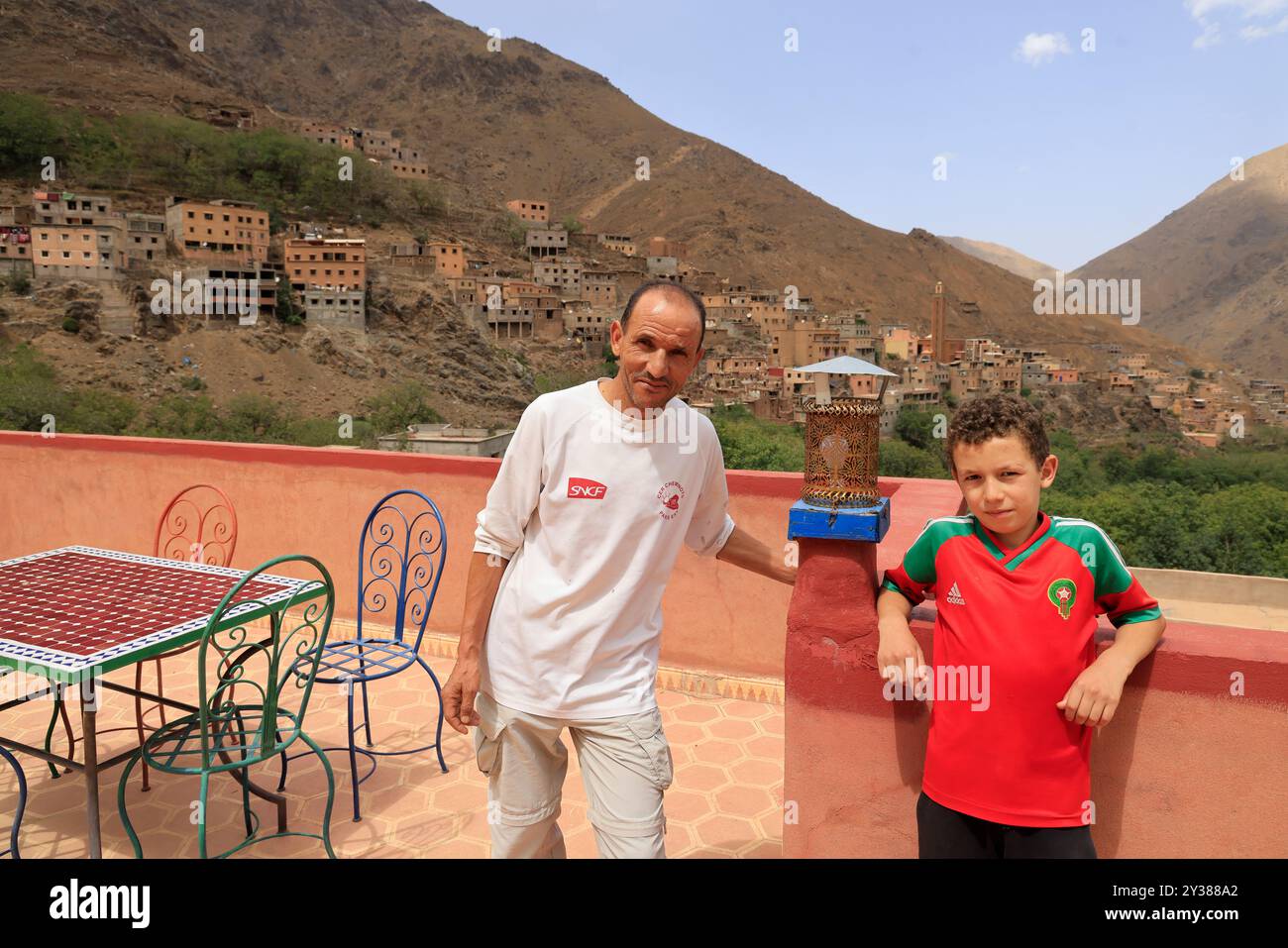 Das Dorf Imlil liegt im Hohen Atlasgebirge vor den Toren des Toubkal-Nationalparks und ist der Ausgangspunkt für den Aufstieg des Mount Toubkal, wh Stockfoto