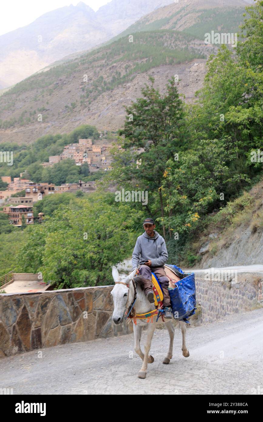 Das Dorf Imlil liegt im Hohen Atlasgebirge vor den Toren des Toubkal-Nationalparks und ist der Ausgangspunkt für den Aufstieg des Mount Toubkal, wh Stockfoto