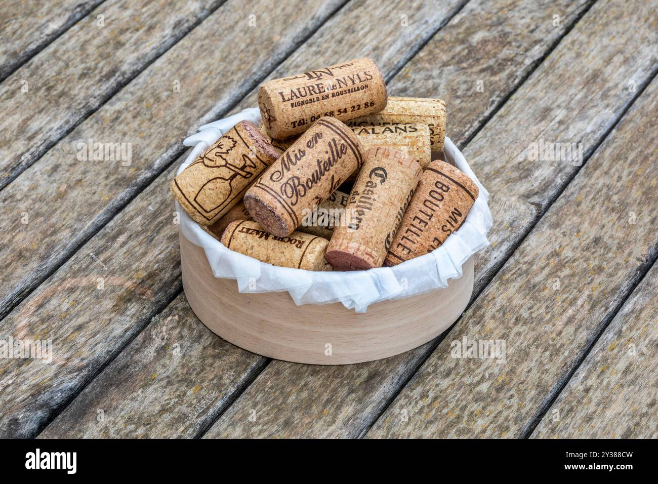 Eine kleine Holzschale mit französischen Rotweinkorken Stockfoto