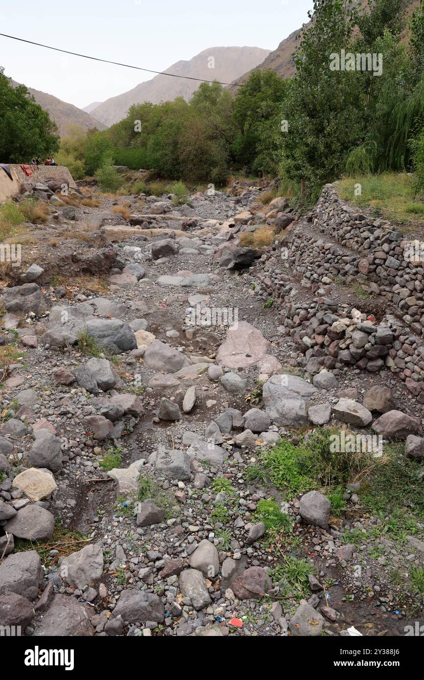 Das Dorf Imlil liegt im Hohen Atlasgebirge vor den Toren des Toubkal-Nationalparks und ist der Ausgangspunkt für den Aufstieg des Mount Toubkal, wh Stockfoto