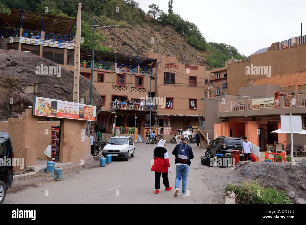 Das Dorf Imlil liegt im Hohen Atlasgebirge vor den Toren des Toubkal-Nationalparks und ist der Ausgangspunkt für den Aufstieg des Mount Toubkal, wh Stockfoto