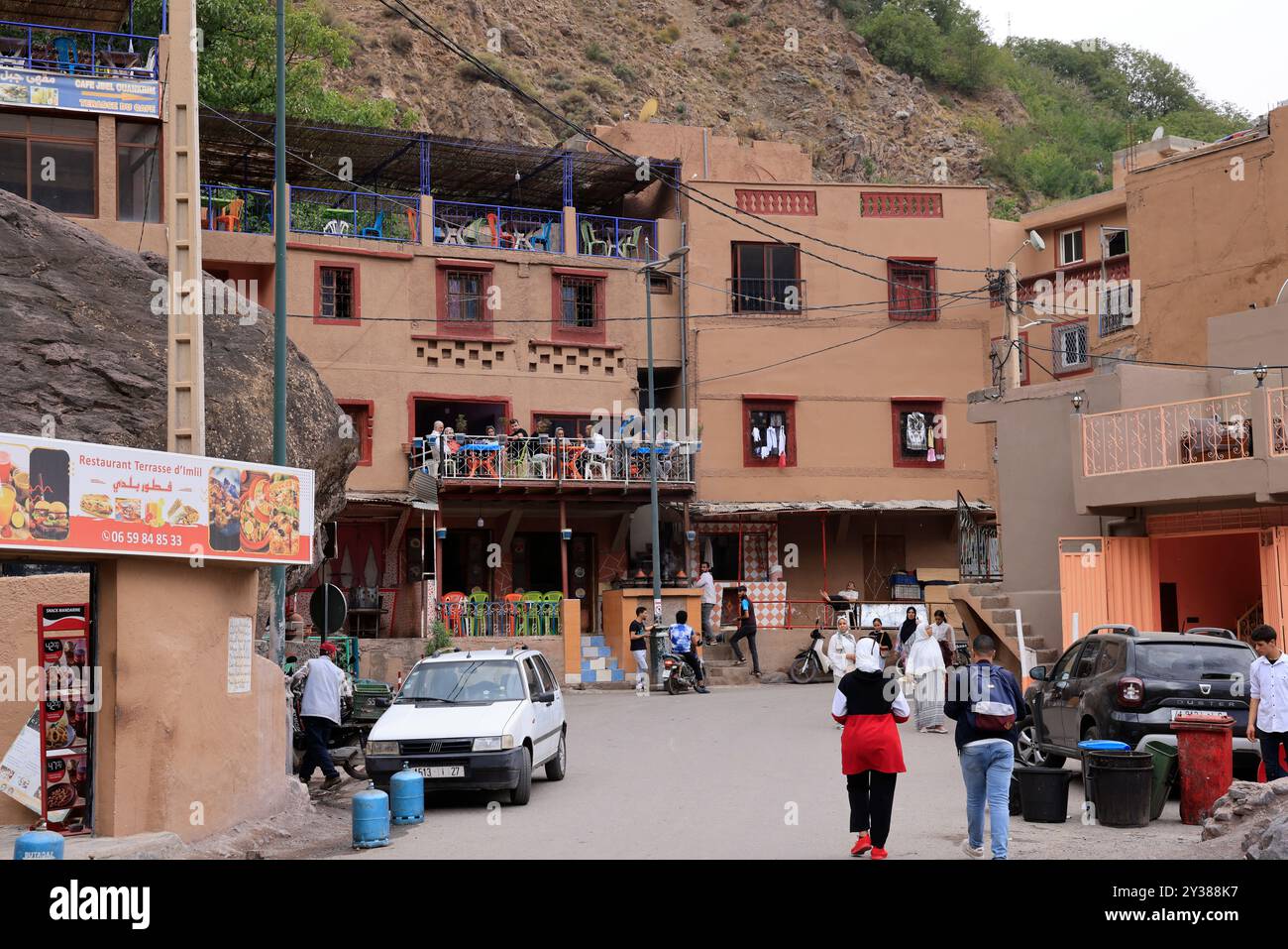 Das Dorf Imlil liegt im Hohen Atlasgebirge vor den Toren des Toubkal-Nationalparks und ist der Ausgangspunkt für den Aufstieg des Mount Toubkal, wh Stockfoto