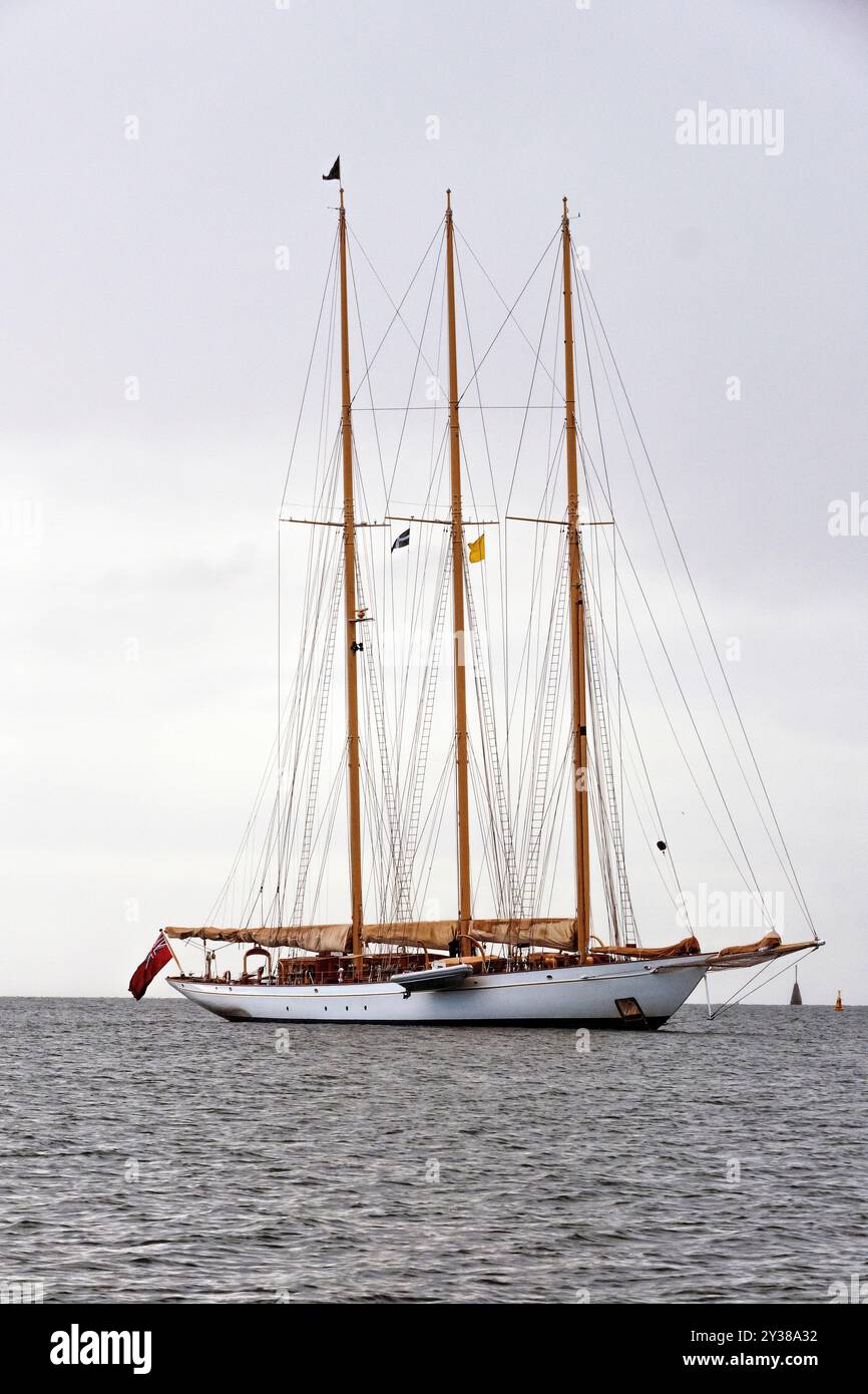 Drei Mastsegel-Yacth mit Meeresspiegel vor Anker im Carrick Downs Falmouth Harbour Cornwall UK Stockfoto