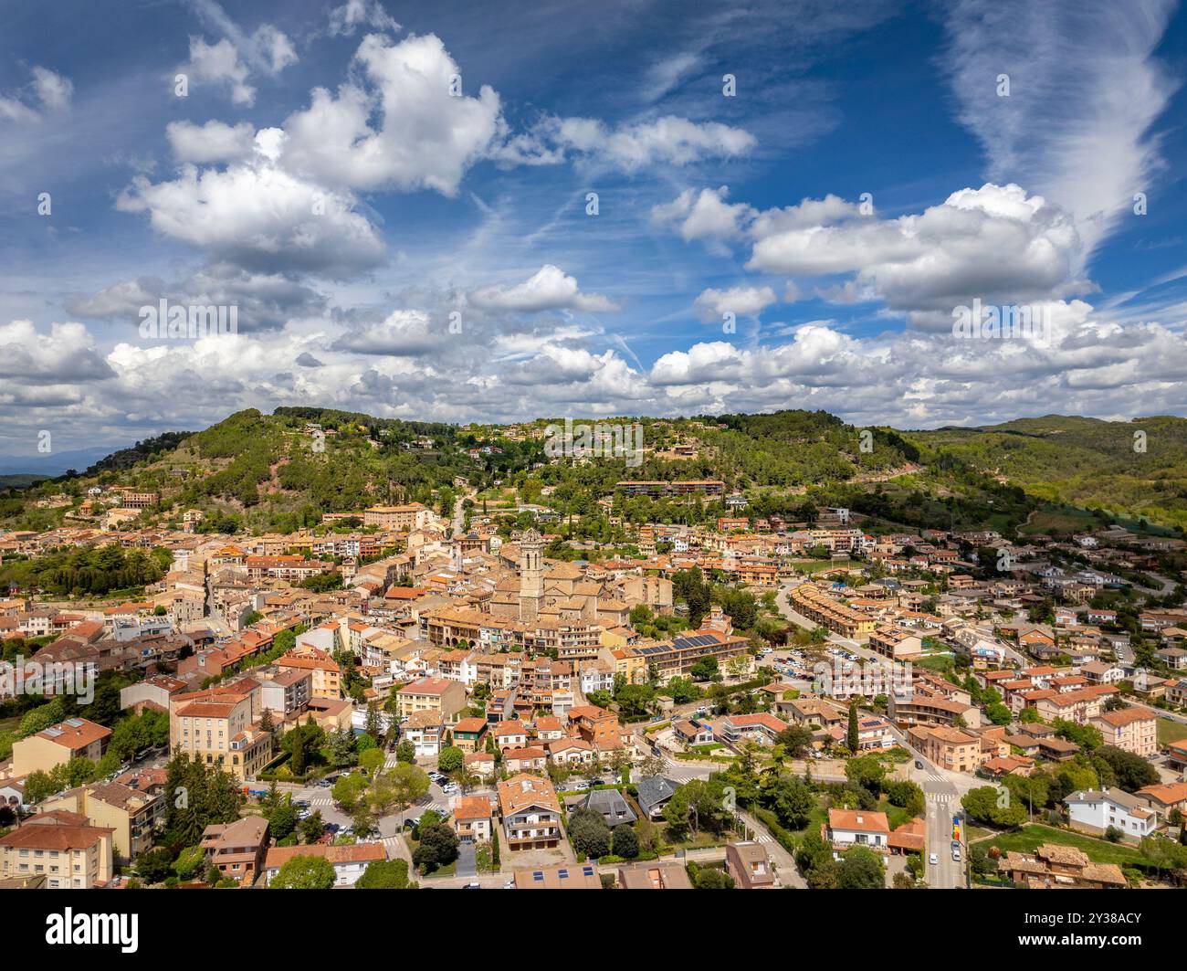 Luftaufnahme der Stadt Moià an einem Frühlingsmittag (Moianès, Barcelona, ​​Catalonia, Spanien) ESP: Vista aérea del Pueblo de Moià al mediodía en primavera Stockfoto