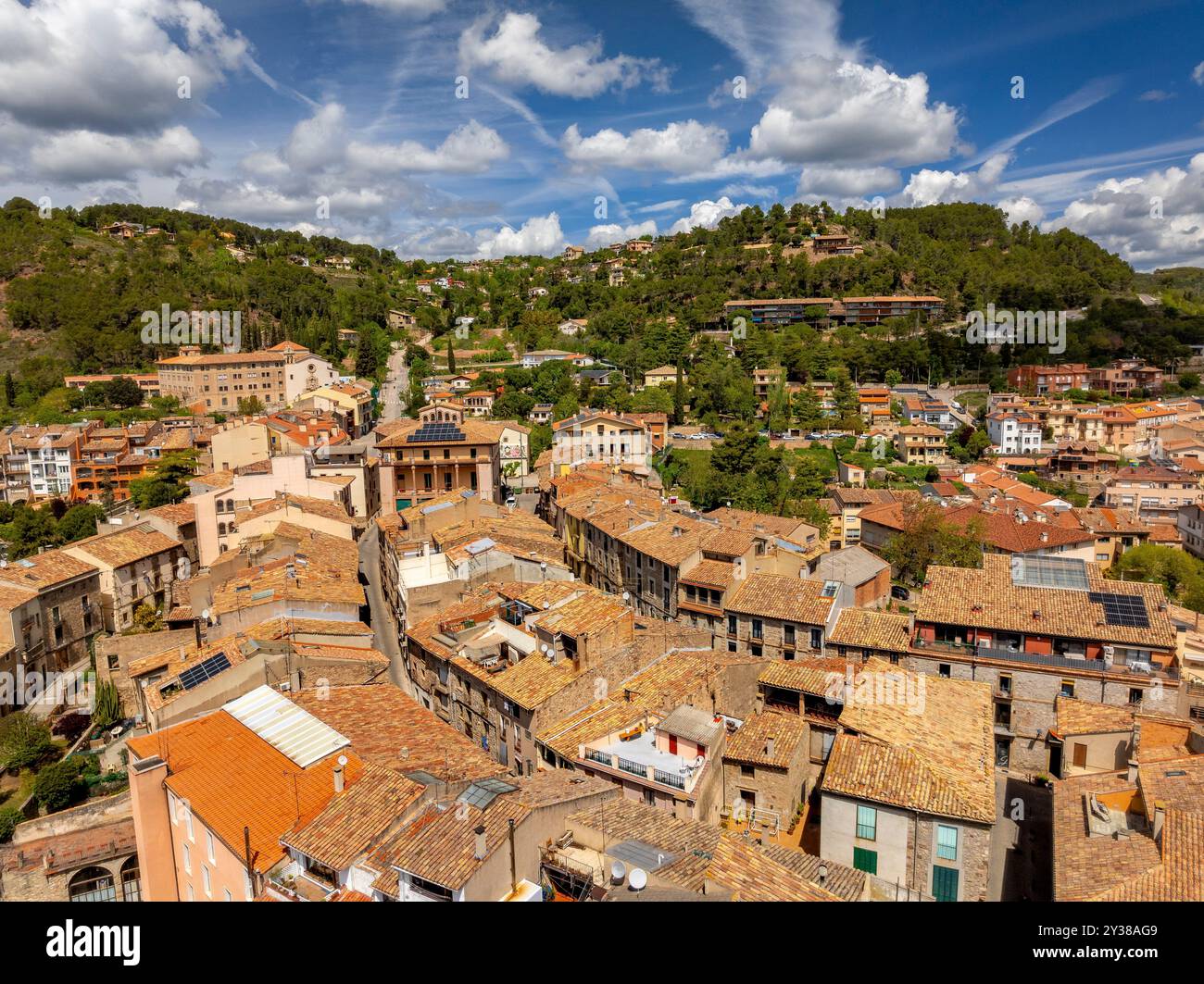 Luftaufnahme der Stadt Moià an einem Frühlingsmittag (Moianès, Barcelona, ​​Catalonia, Spanien) ESP: Vista aérea del Pueblo de Moià al mediodía en primavera Stockfoto