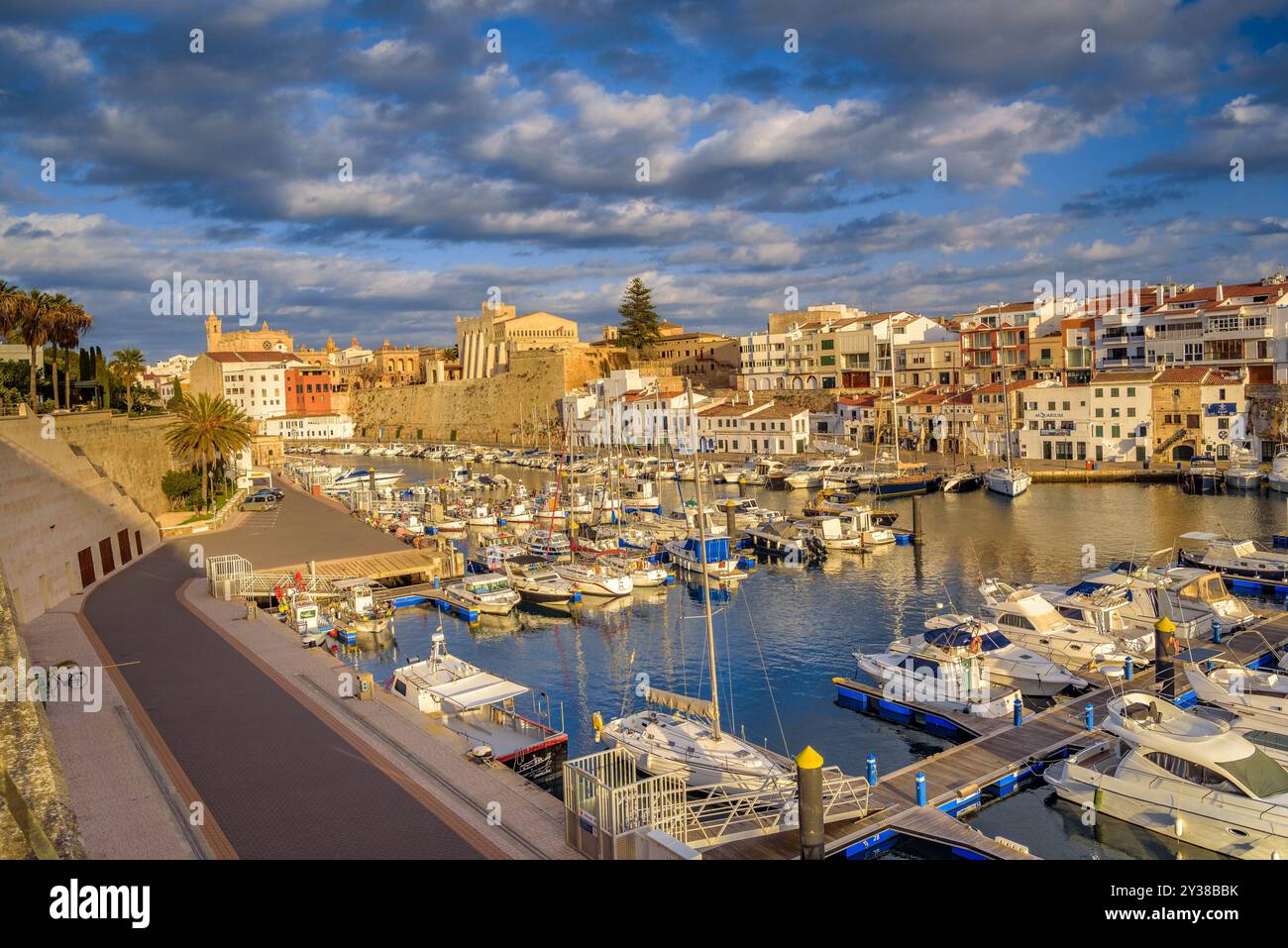 Hafen von Ciutadella an einem bewölkten Nachmittag (Menorca, Balearen, Spanien) ESP: Puerto de Ciutadela en una tarde con nubes (Menorca, Islas Baleares) Stockfoto