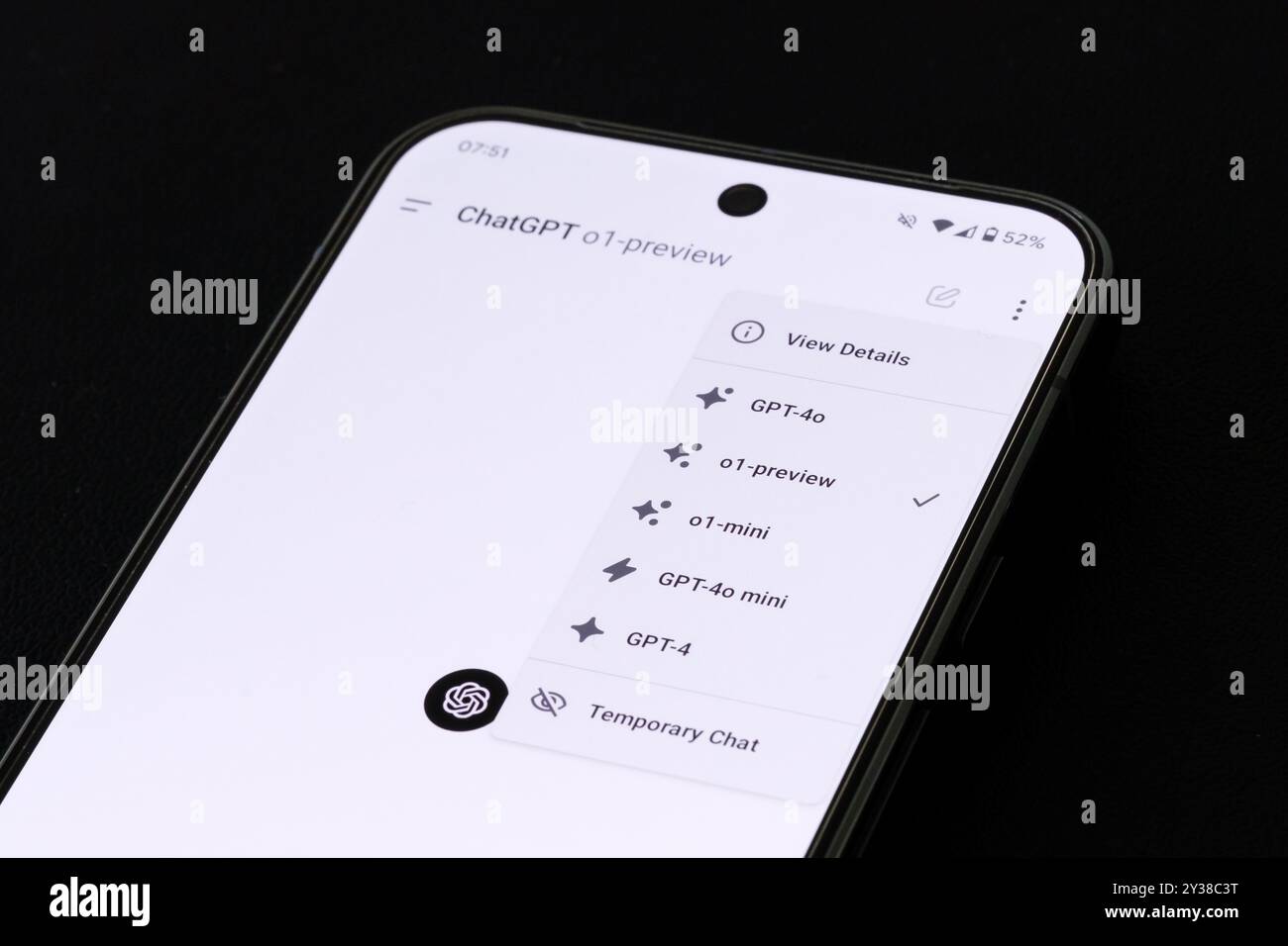 Google Pixel 9 Pro XL-Smartphone mit ChatGPT-Modelloptionen einschließlich o1-Preview und GPT-4o mit OpenAI-Logo. Stafford, Vereinigtes Königreich, 1. August Stockfoto