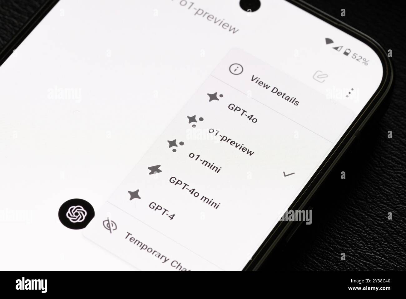 Smartphone-Bildschirm mit GPT-Modellauswahl mit OpenAI-Logo auf dem Display. Stafford, Vereinigtes Königreich, 13. August 2024. Stockfoto