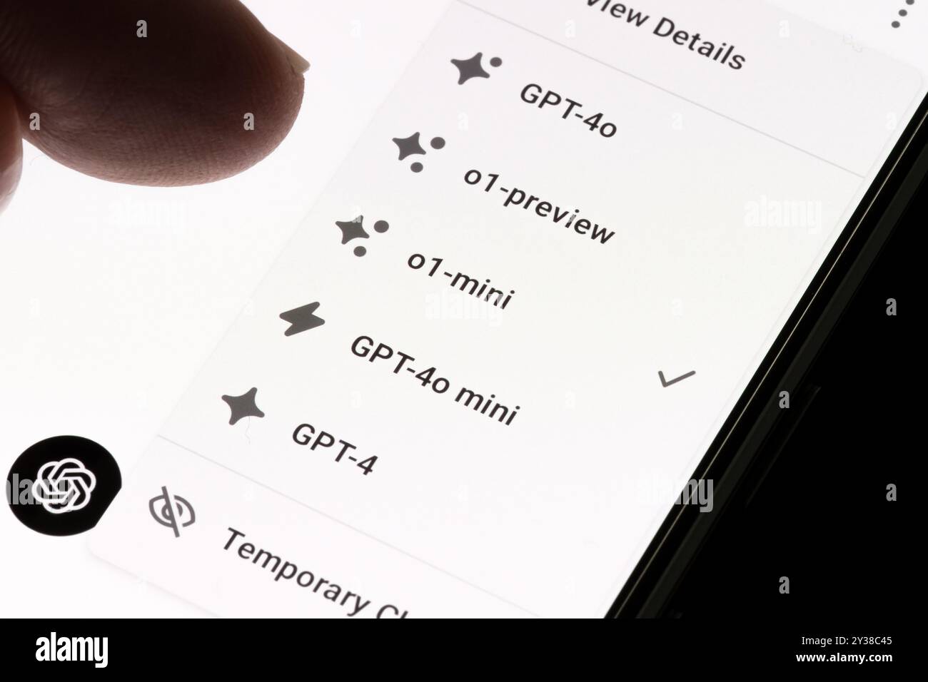 Mobiler Bildschirm, der verschiedene GPT-Modelle mit Fingerinteraktion anzeigt. Stafford, Vereinigtes Königreich, 13. August 2024 Stockfoto