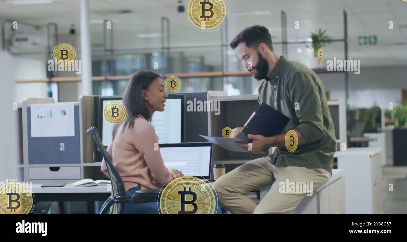 Bild von Bitcoins über verschiedene männliche und weibliche Kollegen, die im Büro sprechen Stockfoto