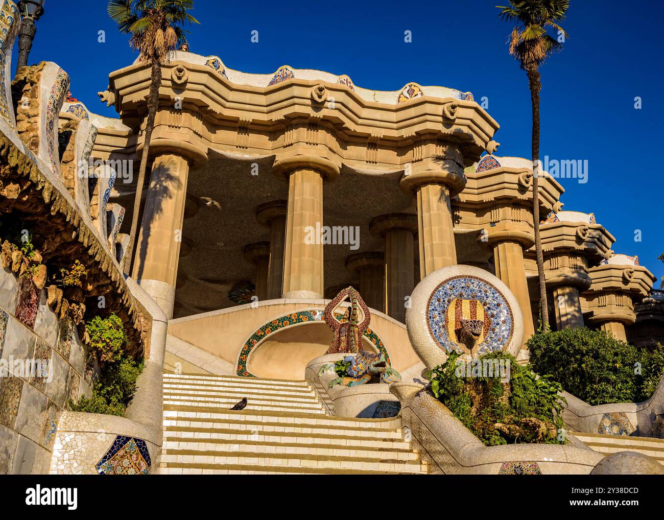 Die Drachentreppe, der Eingang zum Park Güell von Antoni Gaudí (Barcelona, ​​Catalonia, Spanien) ESP: La escalinata del dragón, en el parque Güell Stockfoto