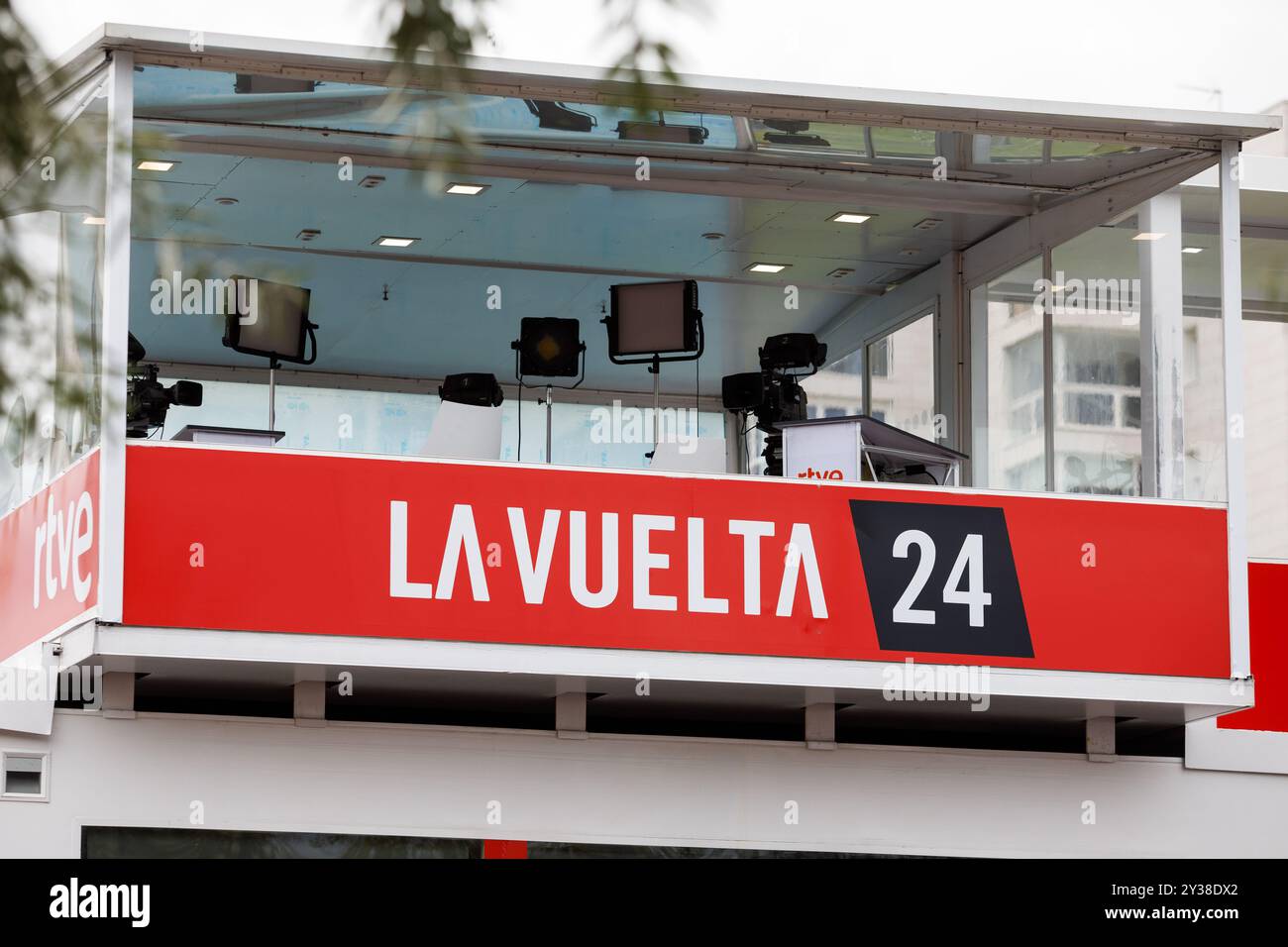 Santander, Spanien – 4. September 2024: Spanisches TV-Interview-Set an der Ziellinie von La Vuelta installiert Stockfoto