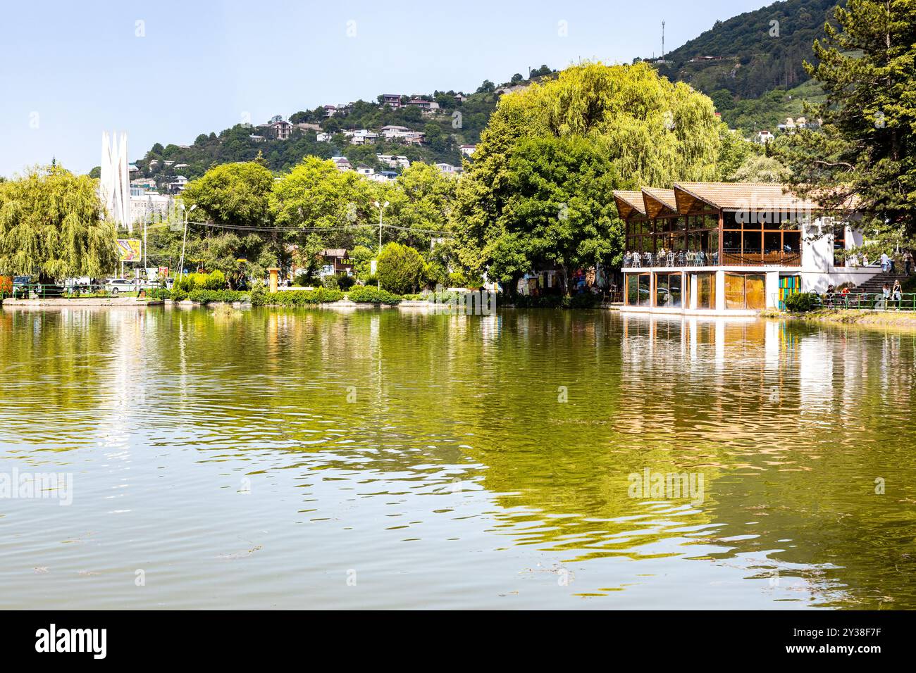 Dilijan, Armenien - 5. Juli 2024: Damm des künstlichen Sees Stadtteichs in Dilijan am Sommertag Stockfoto