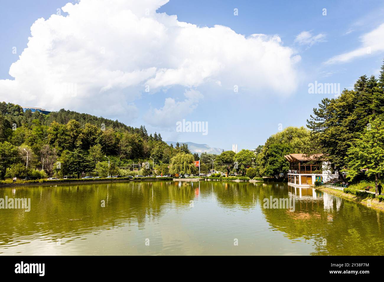 Dilijan, Armenien - 5. Juli 2024: Blick auf den künstlichen See Stadtteich in der Stadt Dilijan an sonnigen Sommertagen Stockfoto