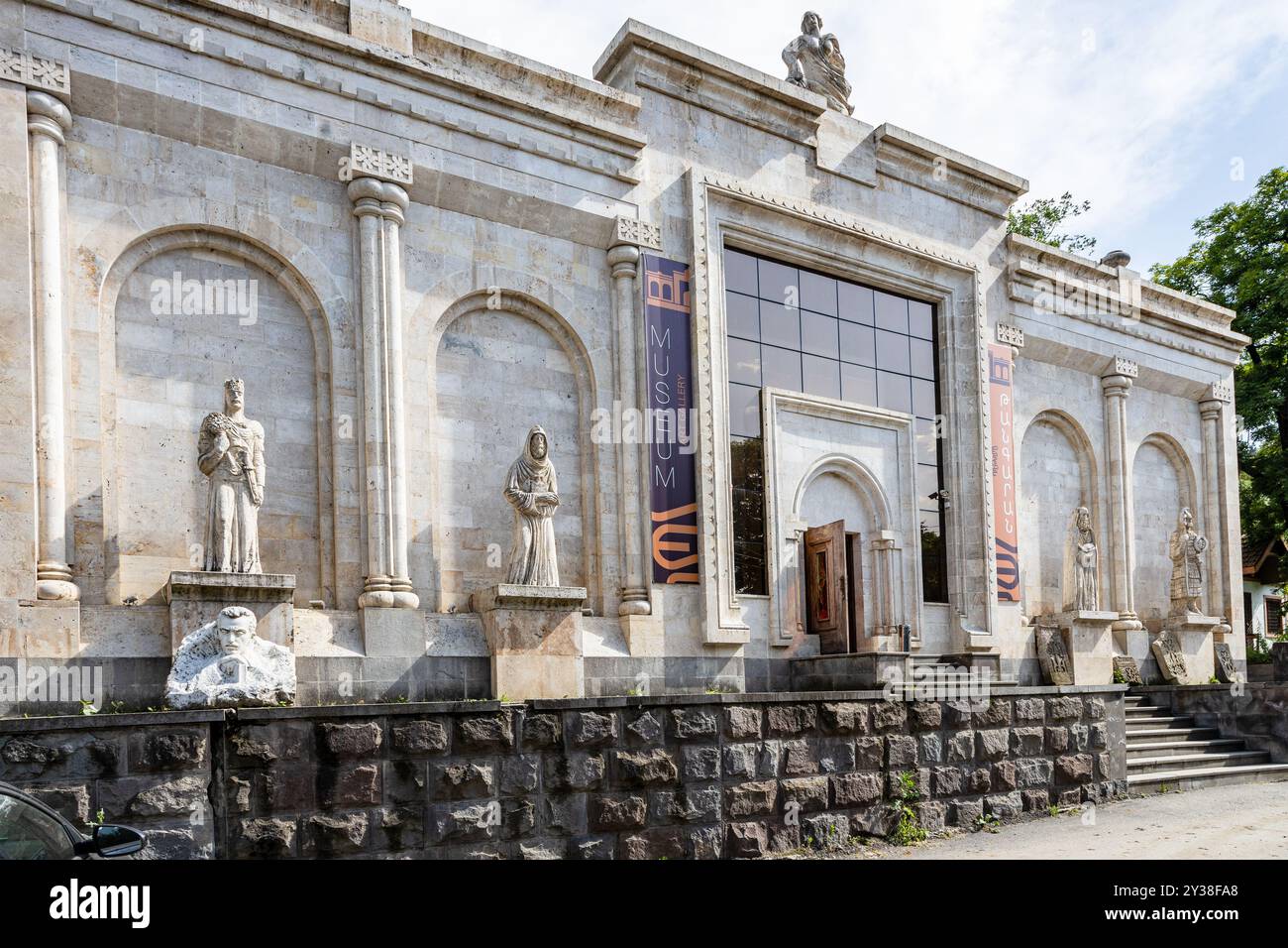 Dilijan, Armenien - 5. Juli 2024: Fassade des Regionalmuseums und der Kunstgalerie der Stadt Dilijan am Sommertag Stockfoto