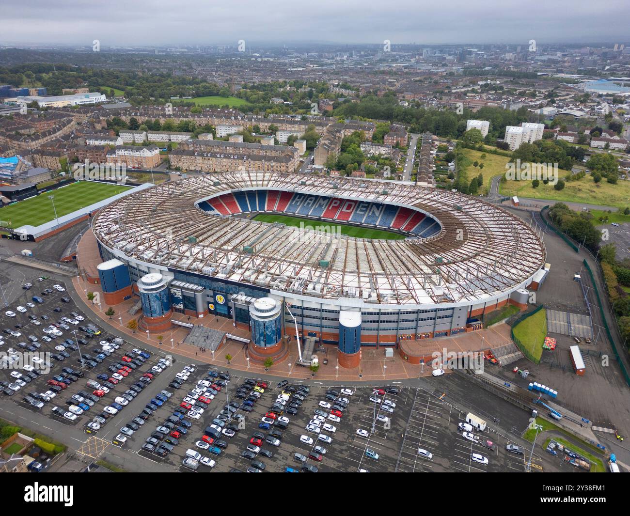 Luftaufnahme von der Drohne des Hampden Park Fußballstadions in Glasgow, Schottland, Großbritannien Stockfoto