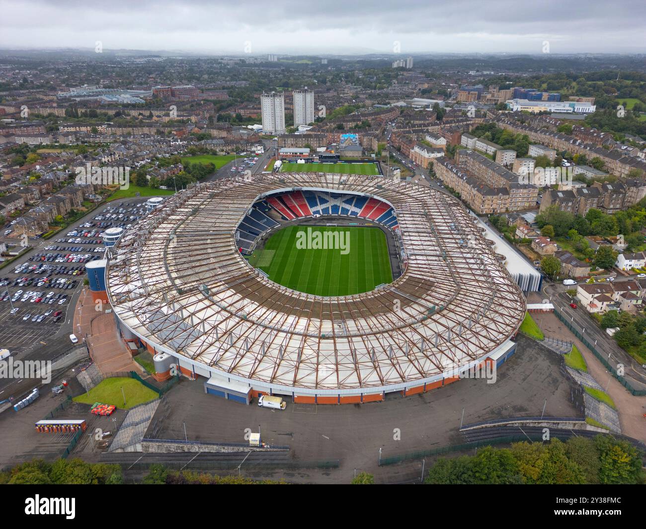 Luftaufnahme von der Drohne des Hampden Park Fußballstadions in Glasgow, Schottland, Großbritannien Stockfoto