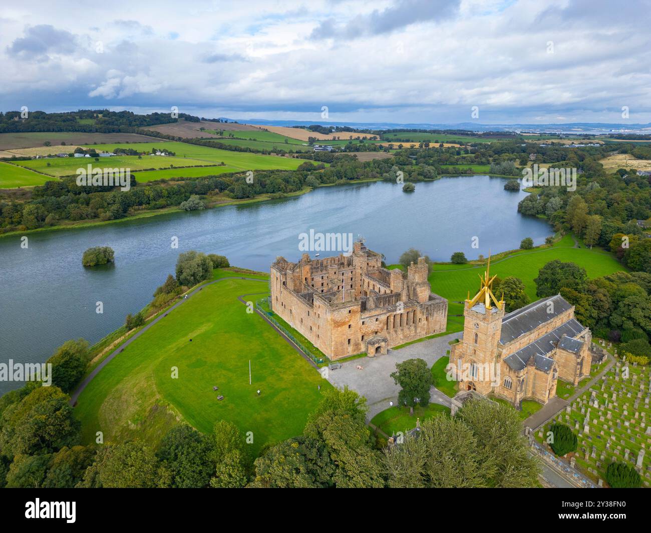 Aus der Vogelperspektive von der Drohne auf den Linlithgow Palace und die St. Michaels Parish Church, Linlithgow, Schottland, Großbritannien Stockfoto