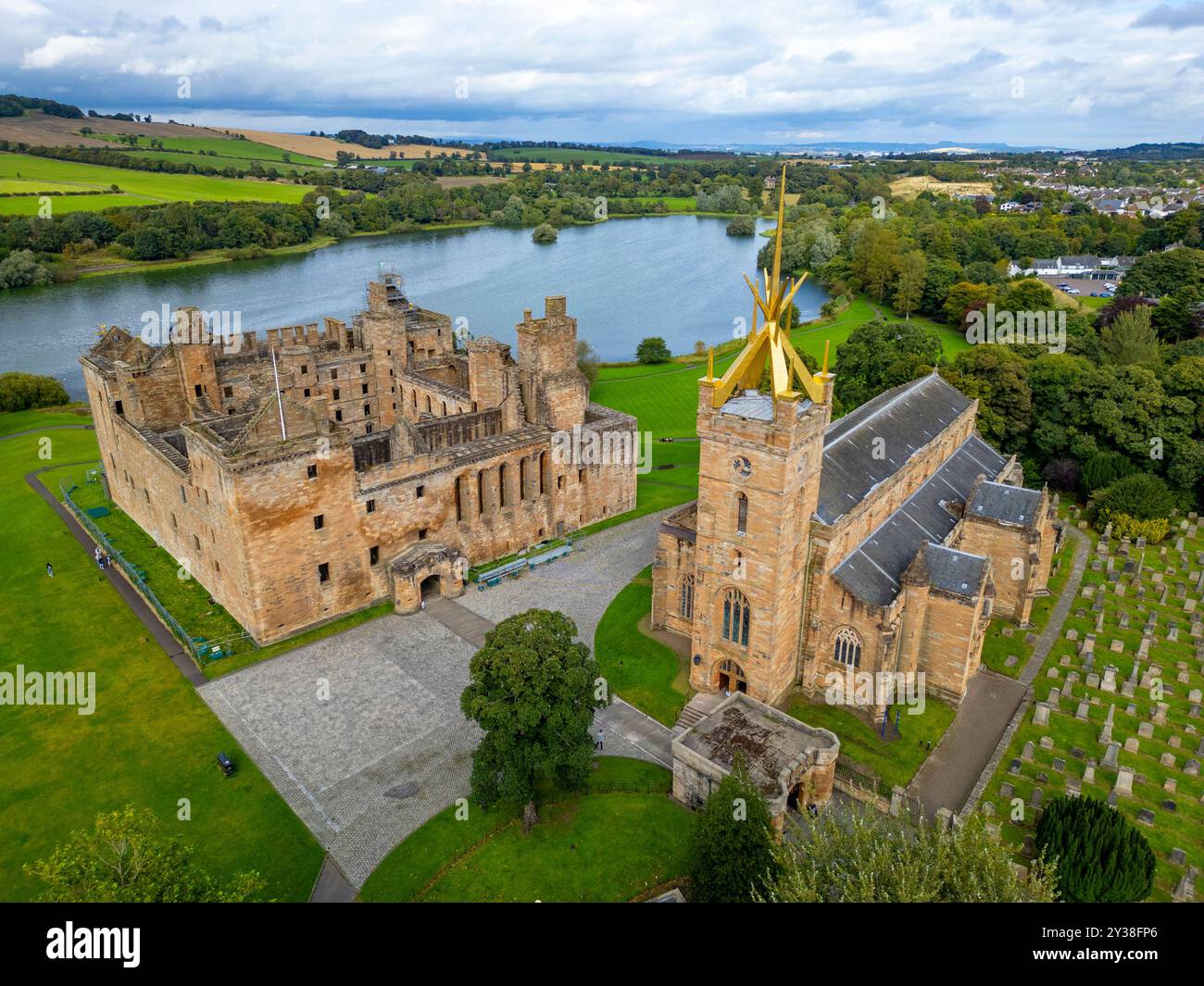 Aus der Vogelperspektive von der Drohne auf den Linlithgow Palace und die St. Michaels Parish Church, Linlithgow, Schottland, Großbritannien Stockfoto