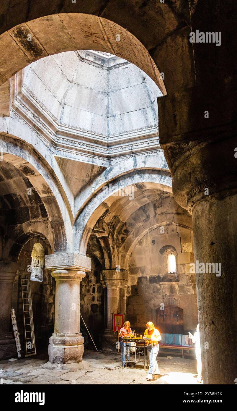 Gosh, Armenien - 6. Juli 2024: Innenraum der Kirche S Astvatsatsin im Kloster Goschavank, Armenien an sonnigen Sommertagen Stockfoto