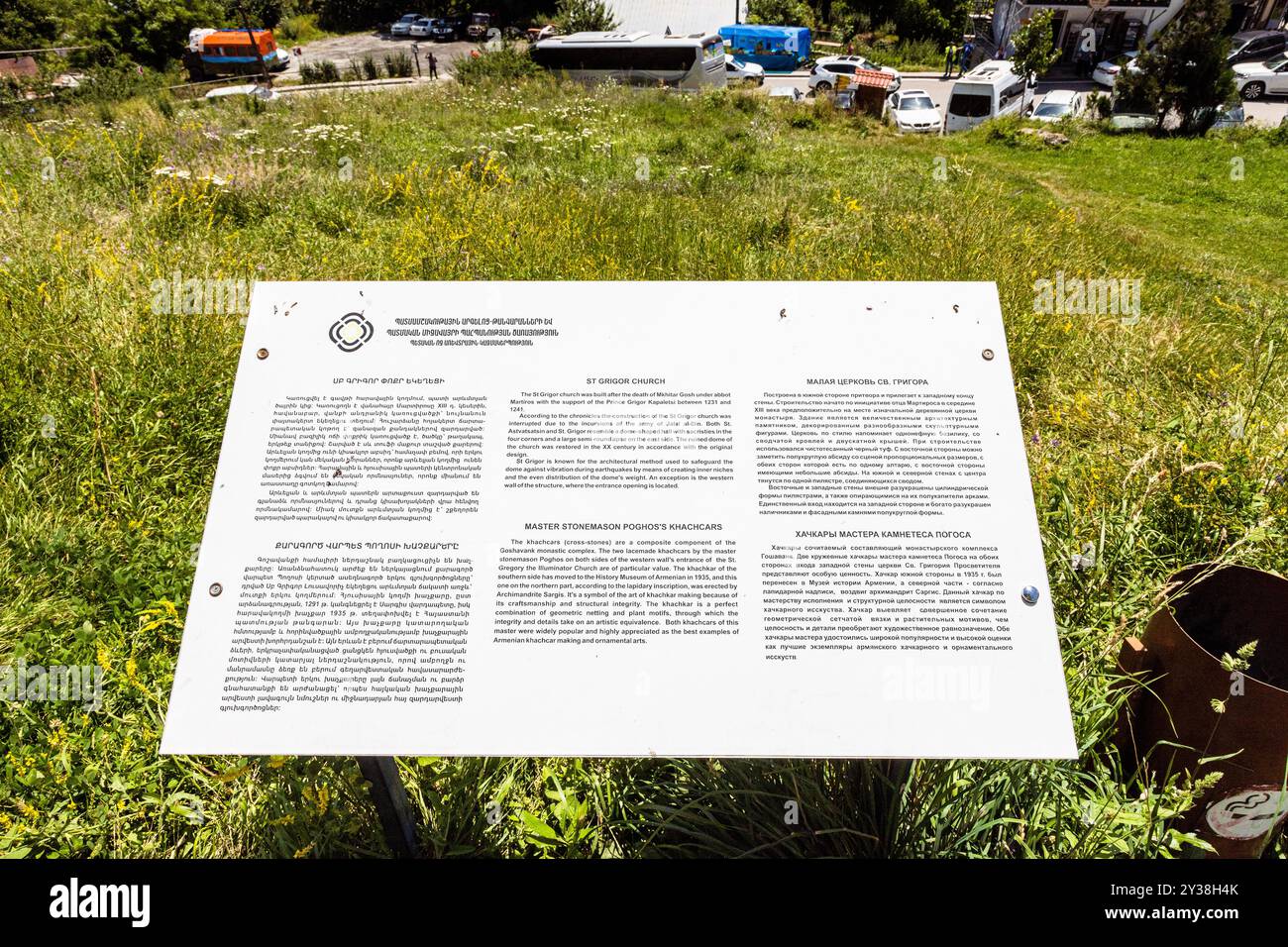 Goschavank, Armenien - 6. Juli 2024: Informationsstand mit Beschreibung der Kirche St. Grigor im Kloster Goschavank, Armenien an sonnigen Sommertagen Stockfoto