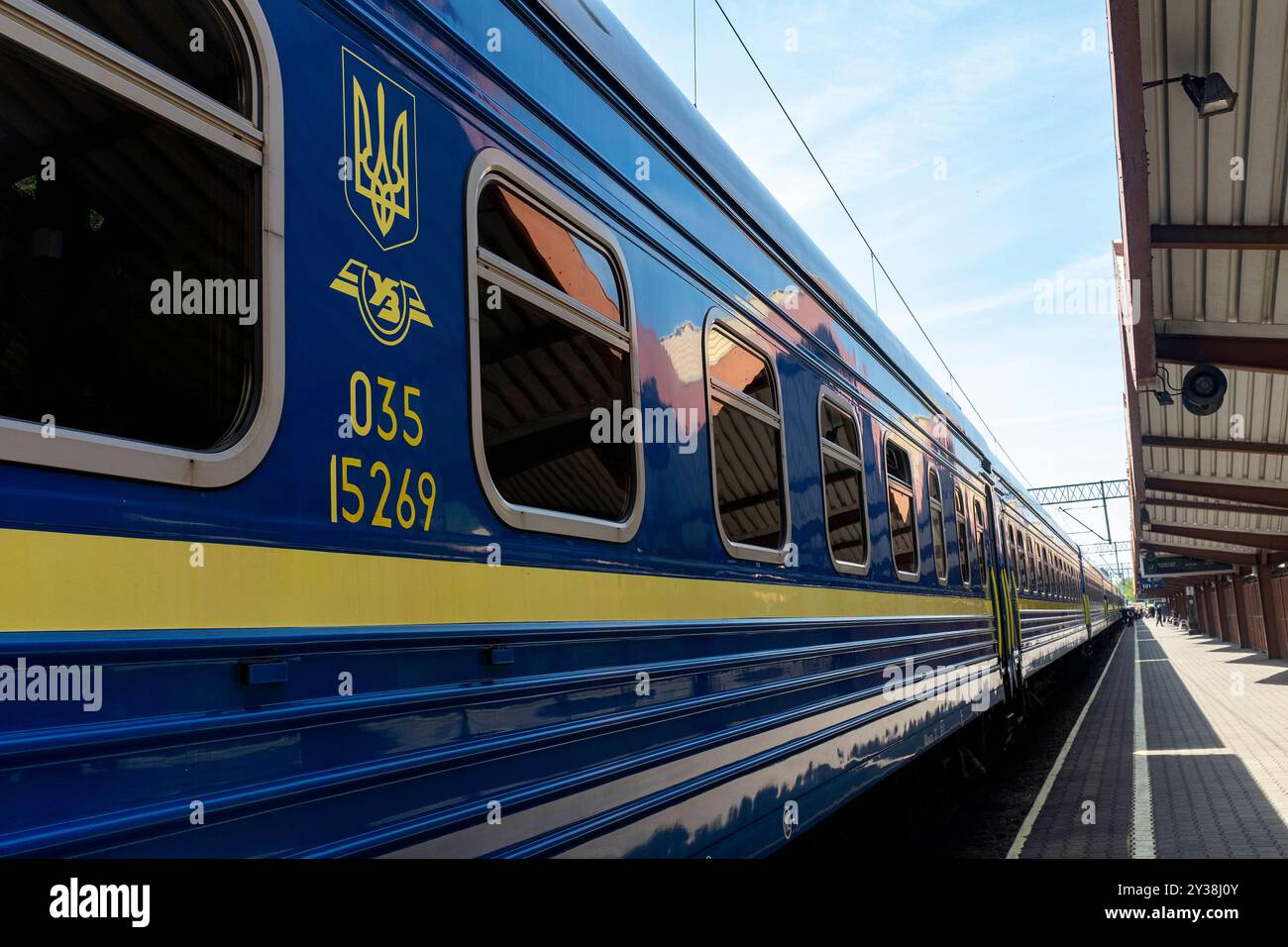 Letzter Intercity-Zug in Richtung Safety Intercitytrain aus Odessa, Ukraine, kam gerade am Hauptbahnhof Glowny an. Auf dieser Station erhalten ukrainische Flüchtlinge und Kriegsvikome aufgrund der russischen Invasion in ihrem Land eine erste Willkommensgruß von Hilfsorganisationen und V0lunteers, bevor sie weiter nach Europa oder nach Nordamerika reisen. Przemysl, Polen. Przemysl Hauptbahnhof Jaroslaw County, Podkarpackie Vo Polen Copyright: XGuidoxKoppesxPhotox Stockfoto