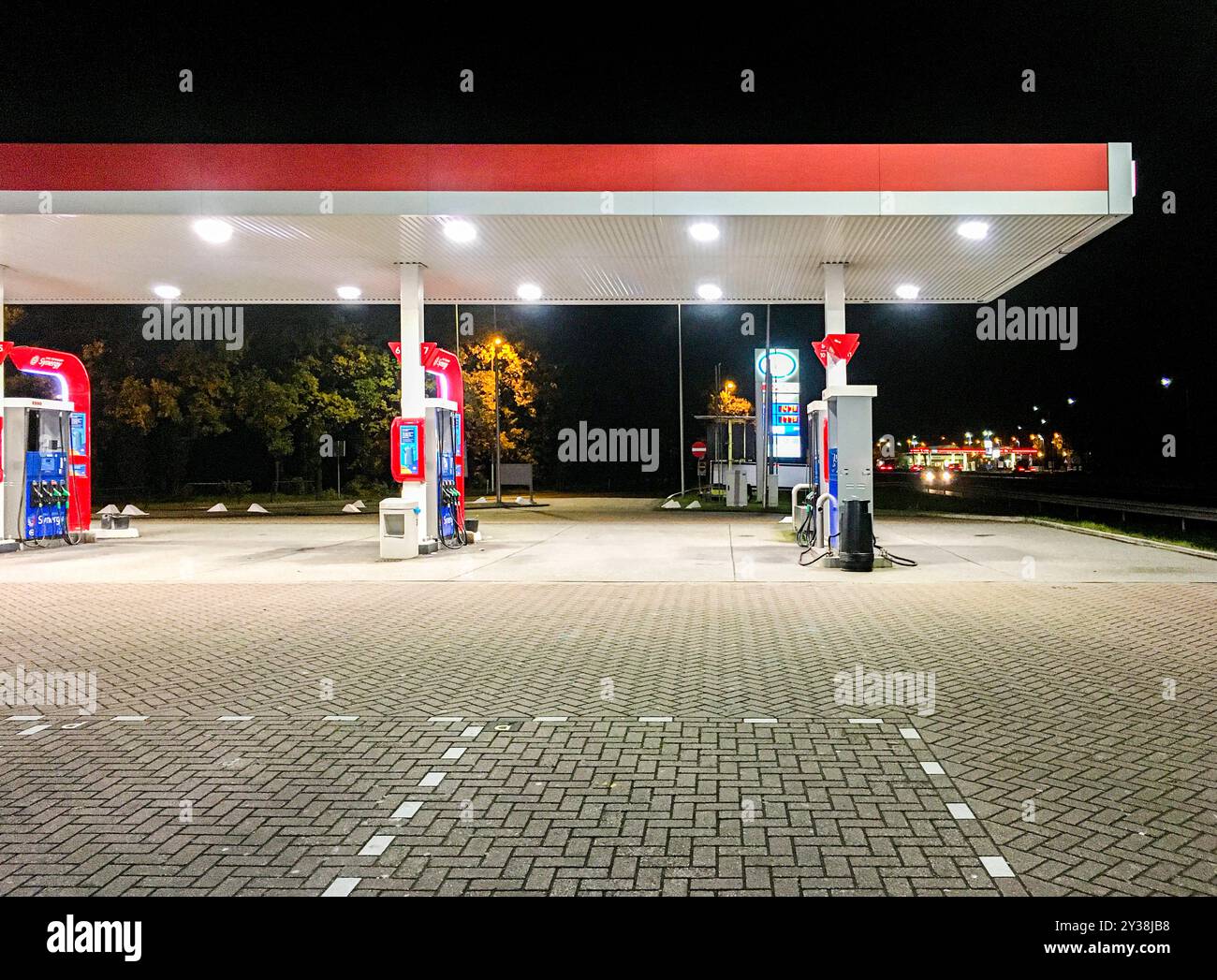 Lokale Autobahn-Gas- und Tankstelle Lokale Autobahn-Gas- und Tankstelle bei Nacht. Tilburg, Niederlande. Tilburg Kempenbaan Noord-Brabant Nederland Copyright: XGuidoxKoppesxPhotox Stockfoto