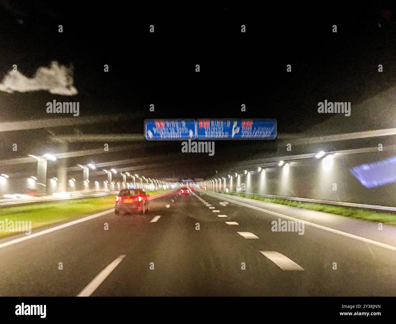 Versunkener Highway bei Nacht versunkene Autobahn A4 bei Nacht, nach Hause fahren. Den Haag, Niederlande. Den haag, s-Gravenhage A4 den Haag Zuid-Holland Nederland Copyright: XGuidoxKoppesxPhotox Stockfoto