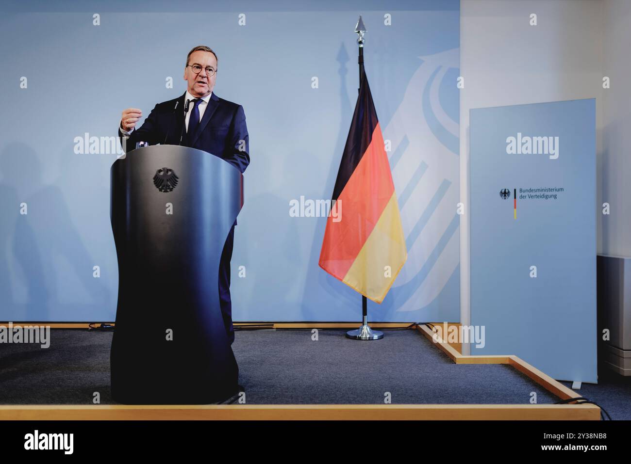 Berlin, Deutschland. September 2024. Bundesverteidigungsminister Boris Pistorius (SPD), auf einer Pressekonferenz nach der Unterzeichnung des deutsch-litauischen Regierungsabkommens am 13. September 2024 in Berlin. Quelle: dpa/Alamy Live News Stockfoto