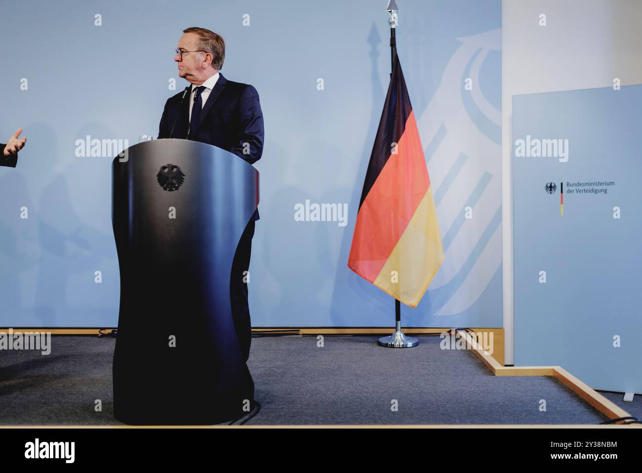 Berlin, Deutschland. September 2024. Bundesverteidigungsminister Boris Pistorius (SPD), auf einer Pressekonferenz nach der Unterzeichnung des deutsch-litauischen Regierungsabkommens am 13. September 2024 in Berlin. Quelle: dpa/Alamy Live News Stockfoto