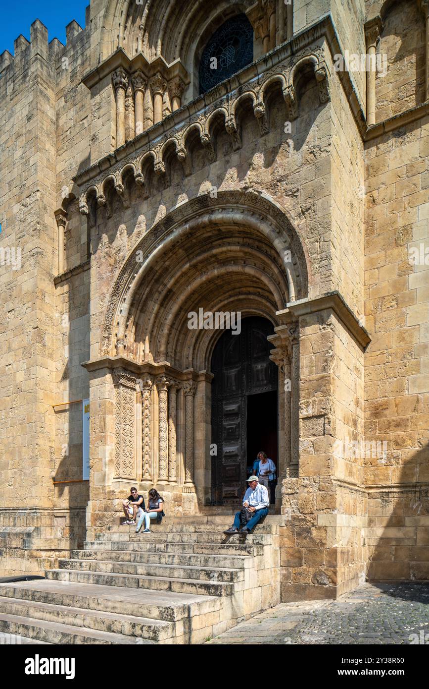 Coimbra, Portugal, 13. April 2017, Außenansicht der romanischen Kathedrale SE Velha aus dem 12. Jahrhundert in Coimbra, Portugal. Stockfoto