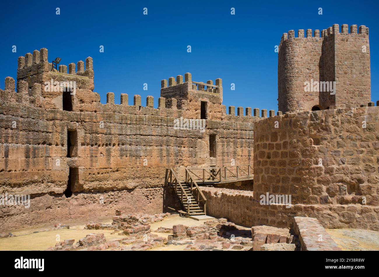 Erkunden Sie die beeindruckende Innenarchitektur des Burgalimars aus dem 10. Jahrhundert in Banos de la Encina, Jaen, Andalusien, Spanien. Ein atemberaubendes Beispiel o Stockfoto