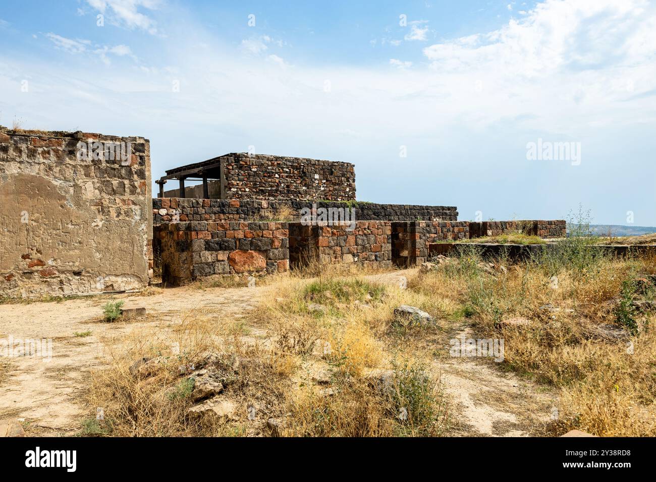 Jerewan, Armenien - 10. Juli 2024: Steinbauten in der Festung Erebuni in Jerewan am sonnigen Sommertag Stockfoto