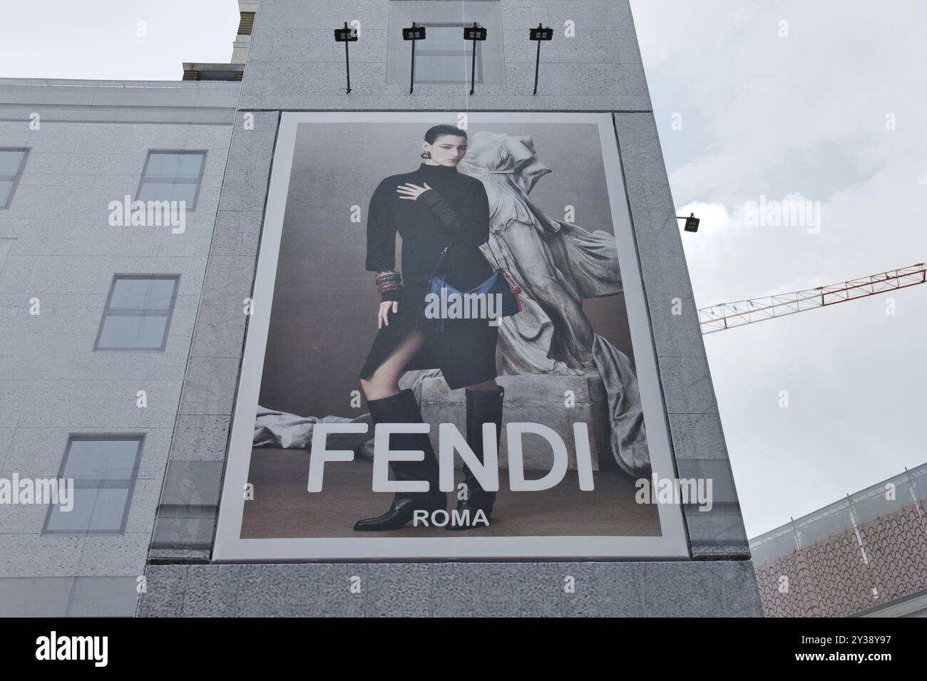 Große Plakatwand der Fendi-Werbekampagne an der Fassade eines Gebäudes in der Nähe des Platzes San Babila in Mailand, Italien, Herbst 2024. Stockfoto