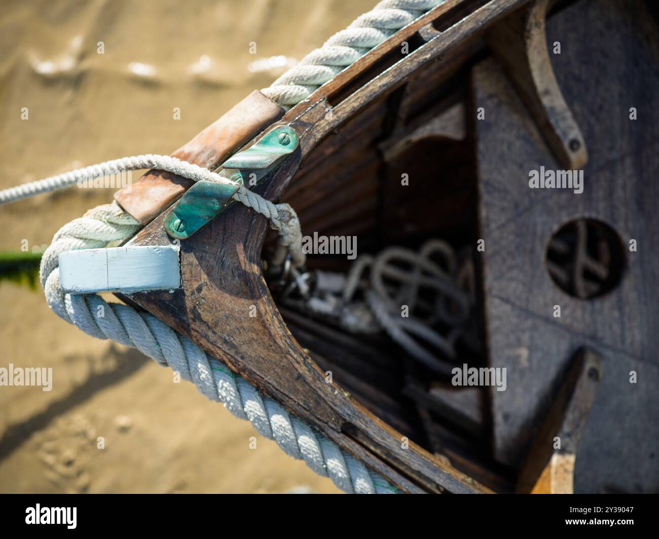 BOOTE RUDER ROPES BOJEN HOLZBOOTE IM HAFEN VON ST IVES AN Stockfoto