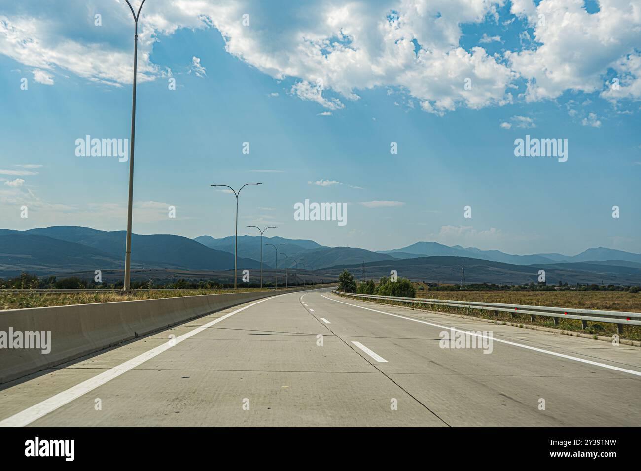 Ländliche Straße in der Landschaft von Georgien Stockfoto