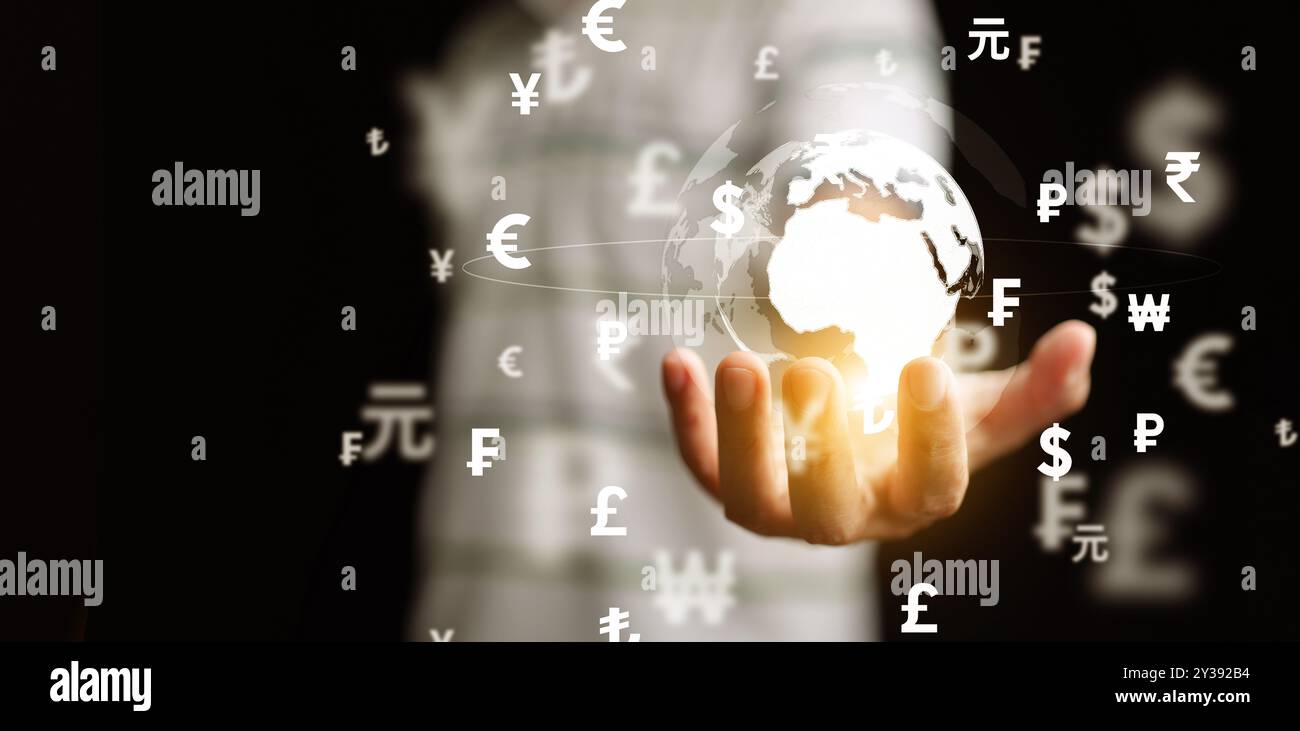 Globales Konzept für Währungsumtausch und Geldtransfer. Hand hält einen Globus mit Symbolen für internationale Währungen. Finanztechnologie für Unternehmen. Stockfoto