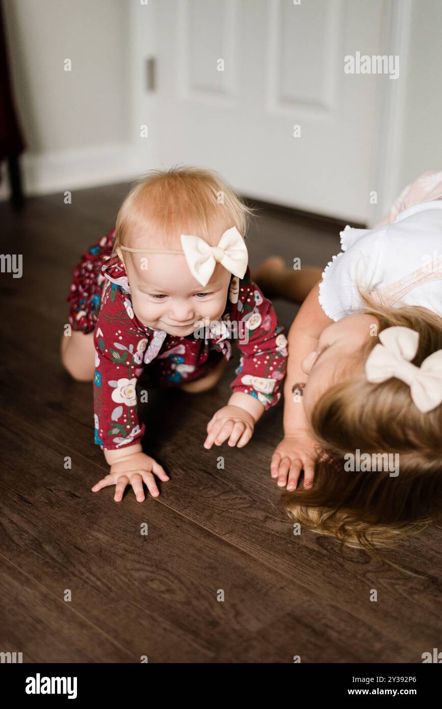 Kleinkinder unterstützt den Spaziergang der Schwester Stockfoto
