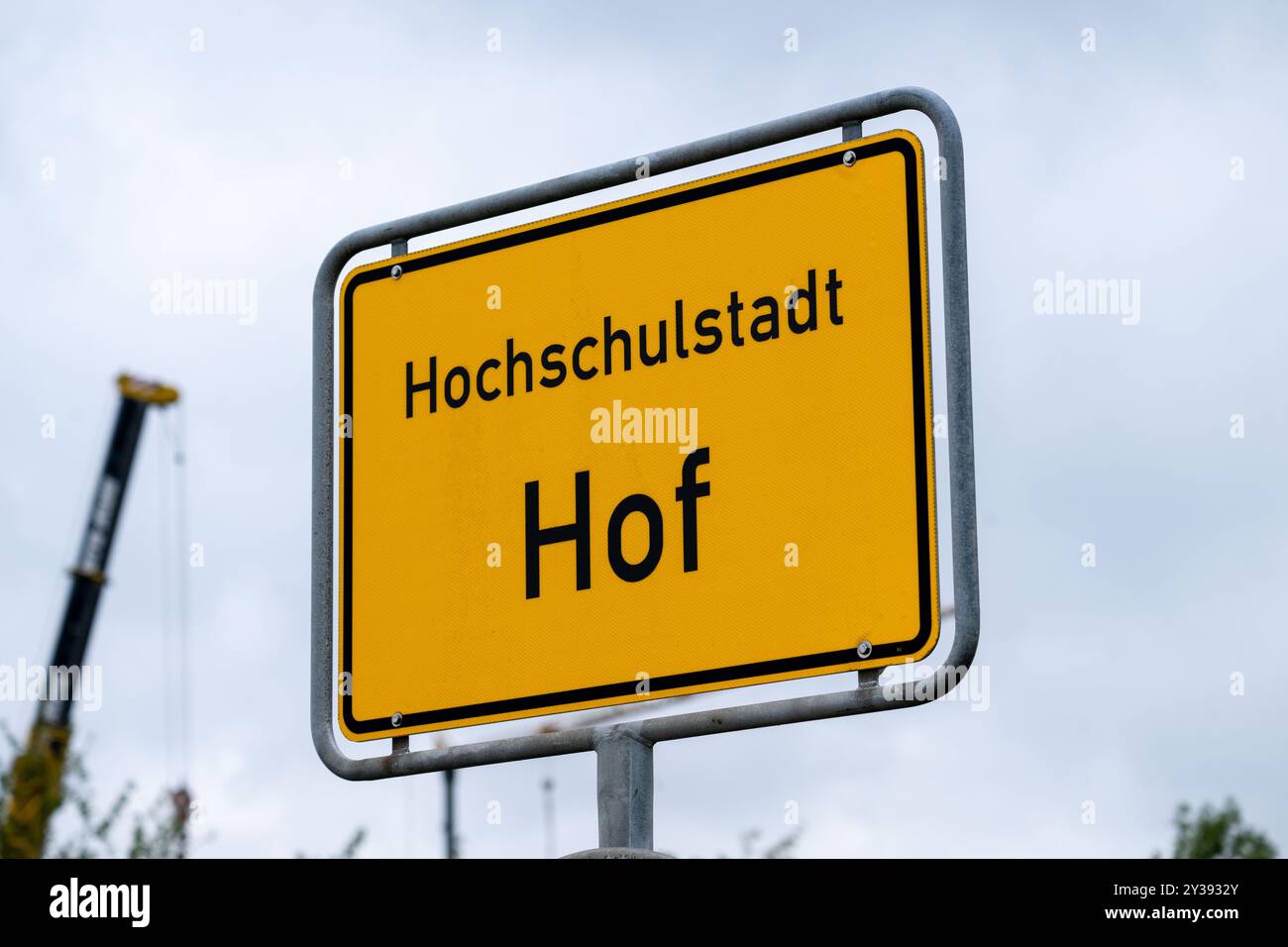 Hof, Deutschland. September 2024. Auf einem Stadtschild steht „Universitätsstadt Hof“. Ermittler in Bayern haben einen 27-jährigen Syrer verhaftet, weil er geplant hatte, Soldaten der Bundeswehr in Oberfranken anzugreifen. Es wird angenommen, dass der Mann möglichst viele Soldaten in der Innenstadt von Hof mit zwei Macheten töten wollte, so die Staatsanwaltschaft München. Quelle: Pia Bayer/dpa/Alamy Live News Stockfoto