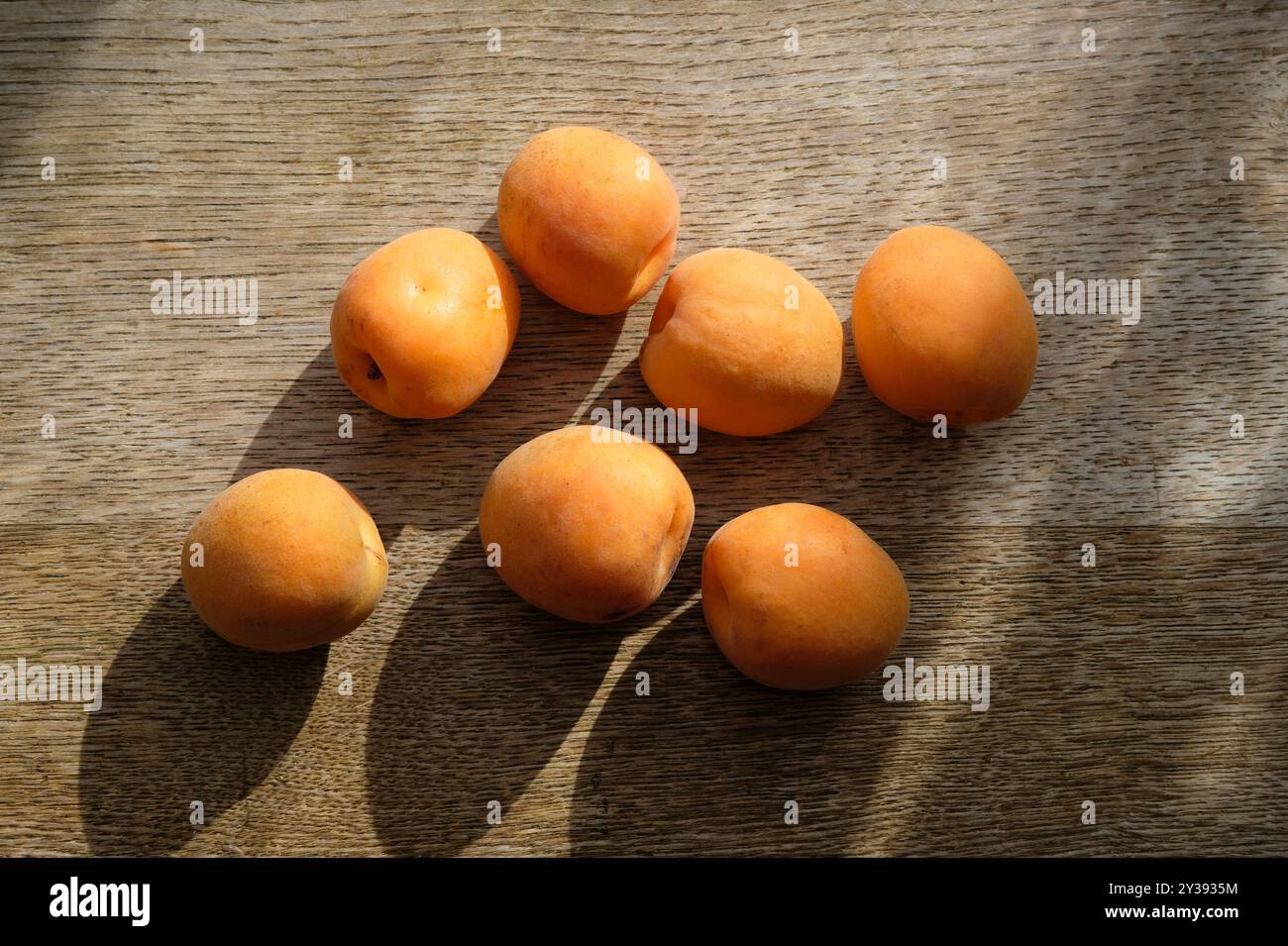 Aprikosen auf Eichentisch Hintergrund Stockfoto