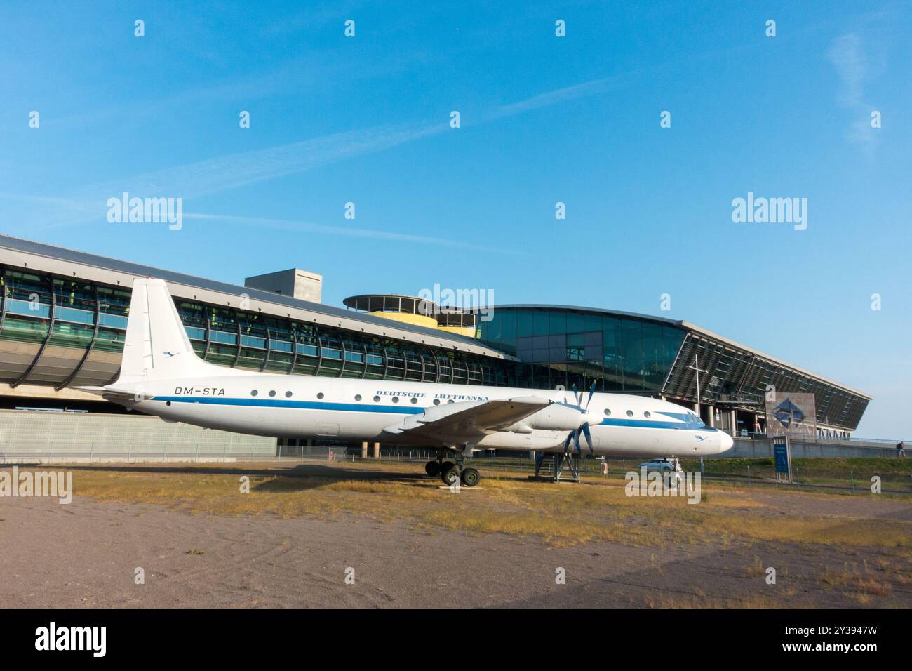 Flughafen Leipzig-Halle, Leipzig, Sachsen, Deutschland Terminalterminals Halle Szenenlandschaft Panoramablick, Altes Flugzeug Außenbereich Außenbereich Außenbereich Stockfoto Flughafen Leipzig-Halle, Leipzig, Sachsen, Deutschland Terminalterminals Halle Szenenlandschaft Panoramablick, Altes Flugzeug Außenbereich Außenbereich Außenbereich Stockfoto