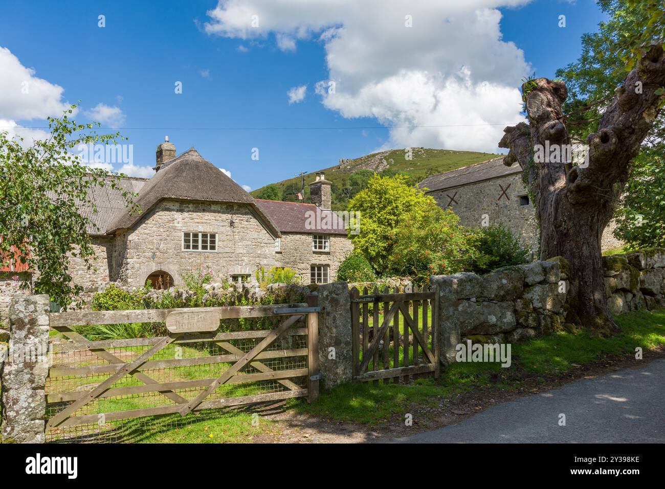 Ein altes Bauernhaus im Weiler Bonehill unterhalb von Chinkwell Tor im Dartmoor-Nationalpark, Devon, England. Stockfoto