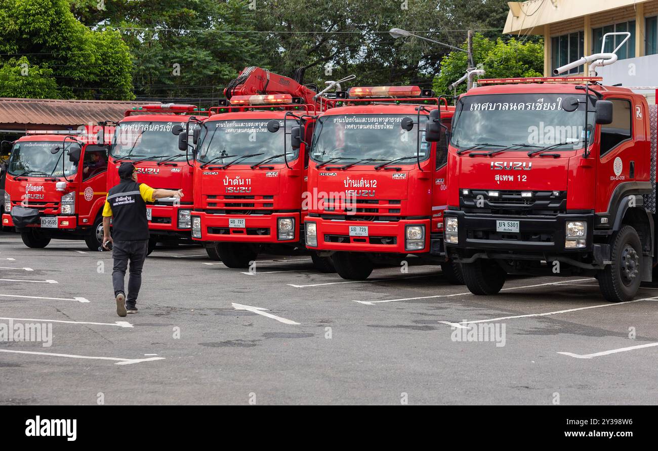 Chiang Mai, Thailand. September 2024. Ein Rettungsbeamter aus der Gemeinde Chiang Mai bereitet das Rettungsfahrzeug vor, bevor er die Flutopfer im Bezirk Mae Ai, Chiang Mai, Thailand, unterstützt. Um das Hochwasserproblem im Bezirk Mae ai anzugehen, hat die Stadtverwaltung Chiang Mai Personal und Ausrüstung eingesetzt, darunter Rettungsfahrzeuge, Flachbodenboote, Wassertankschiffe, Kräne, Bagger, LKWs und Krankenwagen, um den Hochwasseropfern zu helfen. Die Operation dauert voraussichtlich etwa 5 Tage. Quelle: SOPA Images Limited/Alamy Live News Stockfoto