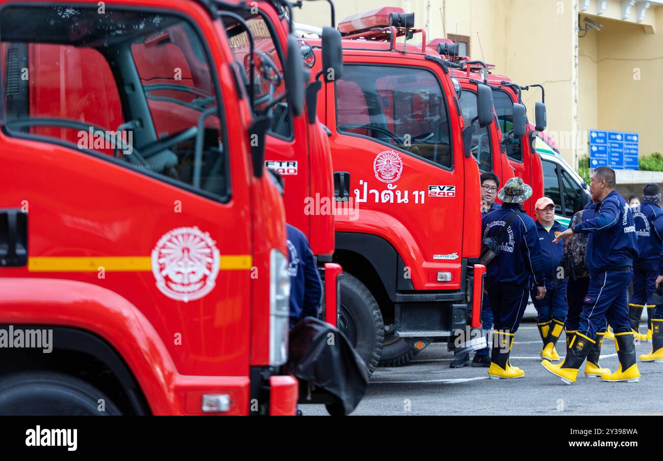 Chiang Mai, Thailand. September 2024. Rettungsbeamte aus der Gemeinde Chiang Mai bereiten sich auf den Einsatz vor, bevor sie die Überschwemmungsopfer im Bezirk Mae ai, Chiang Mai, Thailand, unterstützen. Um das Hochwasserproblem im Bezirk Mae ai anzugehen, hat die Stadtverwaltung Chiang Mai Personal und Ausrüstung eingesetzt, darunter Rettungsfahrzeuge, Flachbodenboote, Wassertankschiffe, Kräne, Bagger, LKWs und Krankenwagen, um den Hochwasseropfern zu helfen. Die Operation dauert voraussichtlich etwa 5 Tage. Quelle: SOPA Images Limited/Alamy Live News Stockfoto