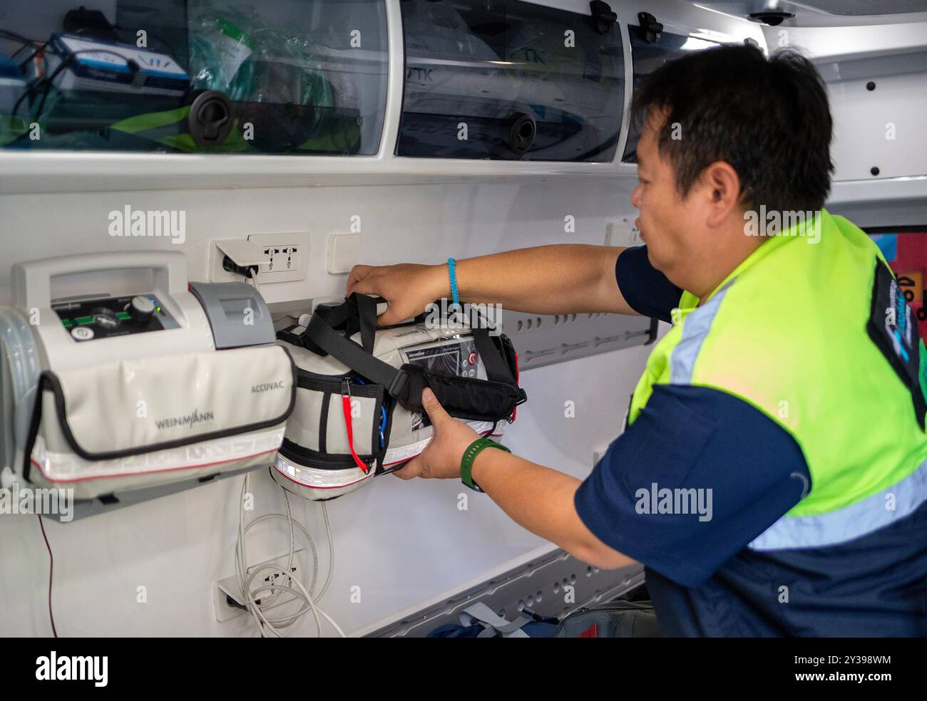 Chiang Mai, Thailand. September 2024. Ein Rettungsbeamter aus der Gemeinde Chiang Mai bereitet die Ausrüstung im Krankenwagen vor, bevor er die Flutopfer im Bezirk Mae Ai, Chiang Mai, Thailand, unterstützt. Um das Hochwasserproblem im Bezirk Mae ai anzugehen, hat die Stadtverwaltung Chiang Mai Personal und Ausrüstung eingesetzt, darunter Rettungsfahrzeuge, Flachbodenboote, Wassertankschiffe, Kräne, Bagger, LKWs und Krankenwagen, um den Hochwasseropfern zu helfen. Die Operation dauert voraussichtlich etwa 5 Tage. Quelle: SOPA Images Limited/Alamy Live News Stockfoto
