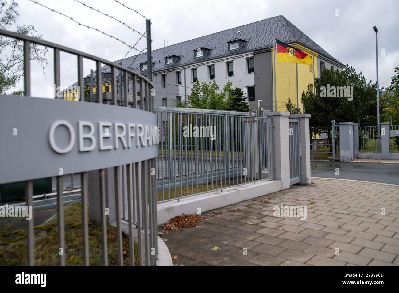 Hof, Deutschland. September 2024. Am Eingang der oberfränkischen Kaserne fliegt eine deutsche Flagge. Ermittler in Bayern haben einen 27-jährigen Syrer verhaftet, weil er geplant hatte, Soldaten der Bundeswehr in Oberfranken anzugreifen. Es wird angenommen, dass der Mann möglichst viele Soldaten in der Innenstadt von Hof mit zwei Macheten töten wollte, so die Staatsanwaltschaft München. Quelle: Pia Bayer/dpa/Alamy Live News Stockfoto