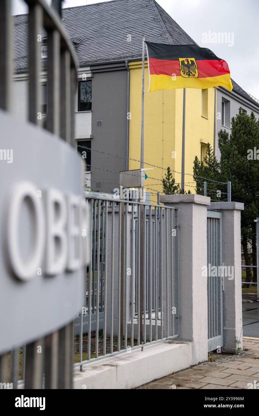 Hof, Deutschland. September 2024. Am Eingang der oberfränkischen Kaserne fliegt eine deutsche Flagge. Ermittler in Bayern haben einen 27-jährigen Syrer verhaftet, weil er geplant hatte, Soldaten der Bundeswehr in Oberfranken anzugreifen. Es wird angenommen, dass der Mann möglichst viele Soldaten in der Innenstadt von Hof mit zwei Macheten töten wollte, so die Staatsanwaltschaft München. Quelle: Pia Bayer/dpa/Alamy Live News Stockfoto
