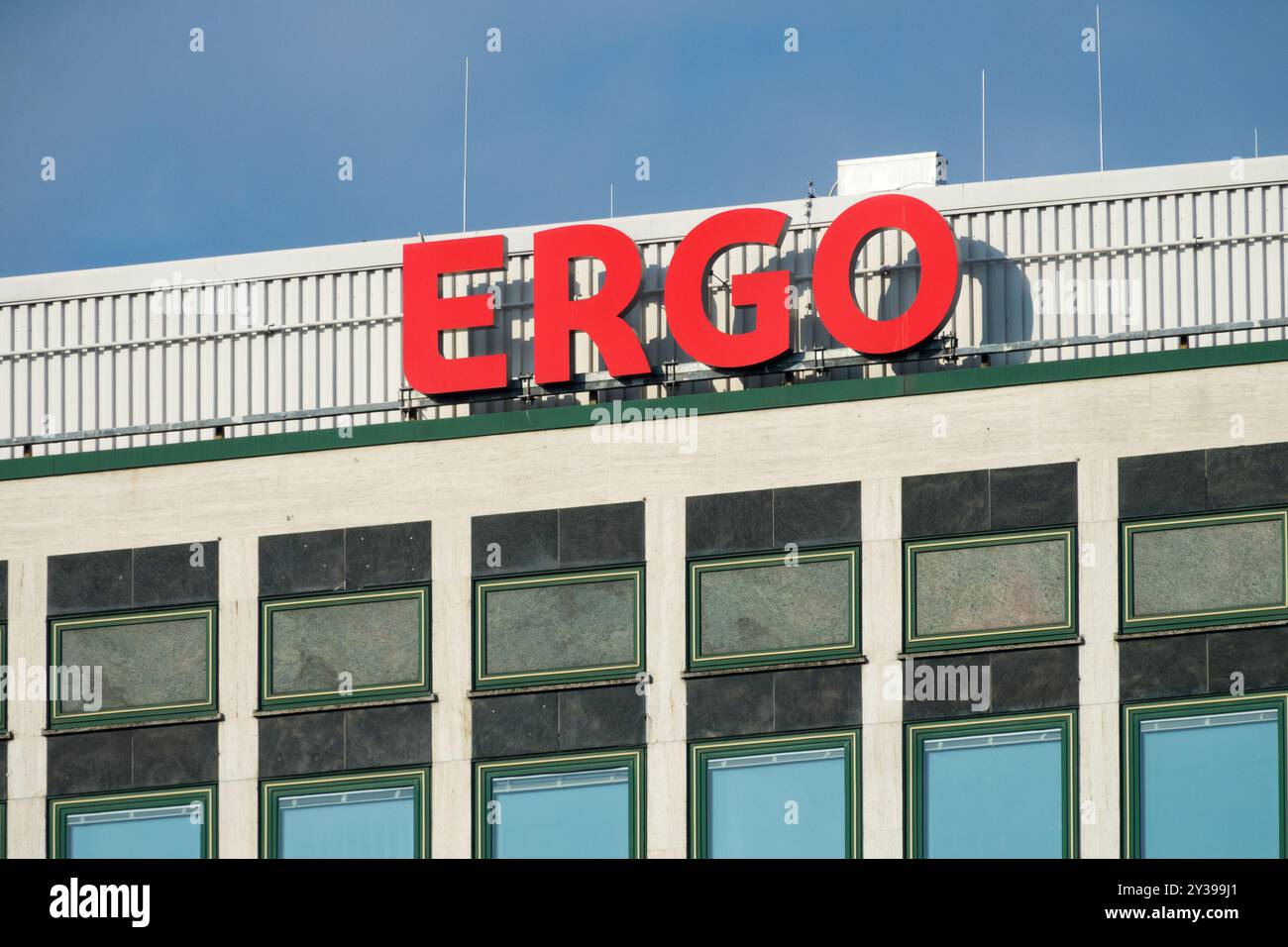 Unterzeichnen Sie das ERGO-Logo Markenzeichen Markierungen auf dem Gebäude Nürnberg Deutschland Finanzdienstleistungsbranche Stockfoto