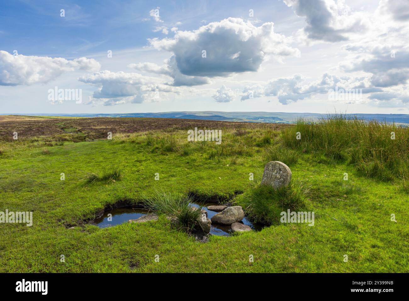 Der Grenzstein bei Broad Barrow auf Hamel im Dartmoor-Nationalpark bei Widecombe-in-the-Moor, Devon, England. Stockfoto